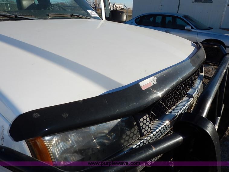 image for item I5241 2003 Chevrolet Silverado 2500HD pickup truck cab and chassis