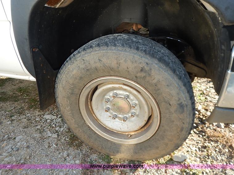 image for item I5241 2003 Chevrolet Silverado 2500HD pickup truck cab and chassis