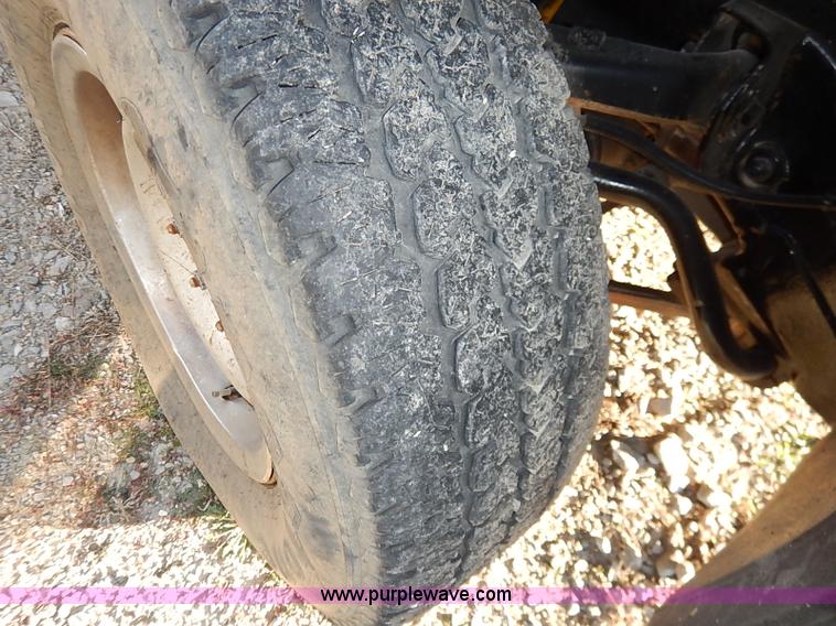 image for item I5241 2003 Chevrolet Silverado 2500HD pickup truck cab and chassis