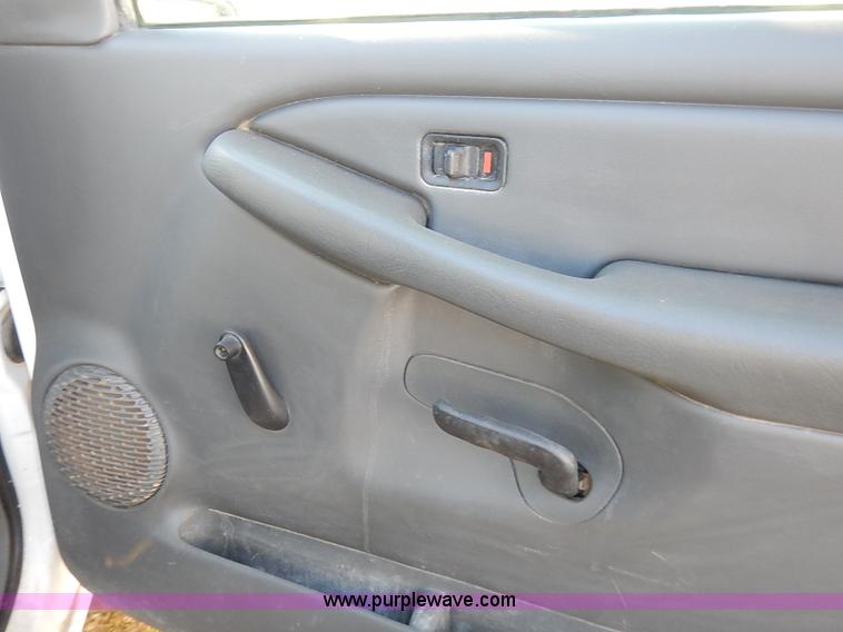 image for item I5241 2003 Chevrolet Silverado 2500HD pickup truck cab and chassis