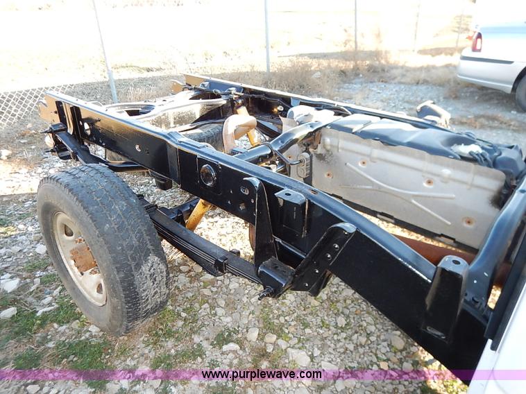 image for item I5241 2003 Chevrolet Silverado 2500HD pickup truck cab and chassis