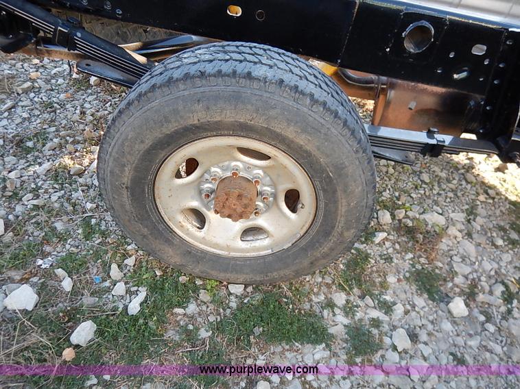 image for item I5241 2003 Chevrolet Silverado 2500HD pickup truck cab and chassis