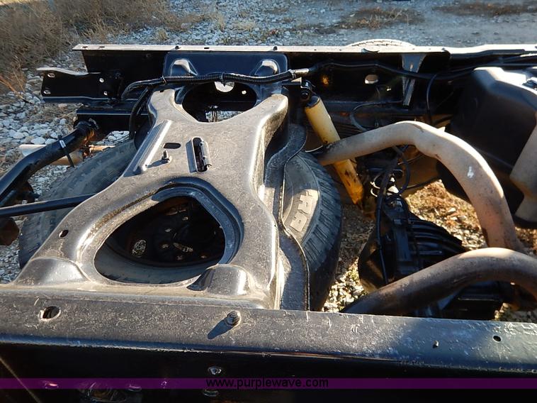 image for item I5241 2003 Chevrolet Silverado 2500HD pickup truck cab and chassis