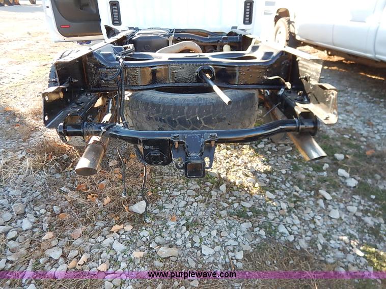 image for item I5241 2003 Chevrolet Silverado 2500HD pickup truck cab and chassis