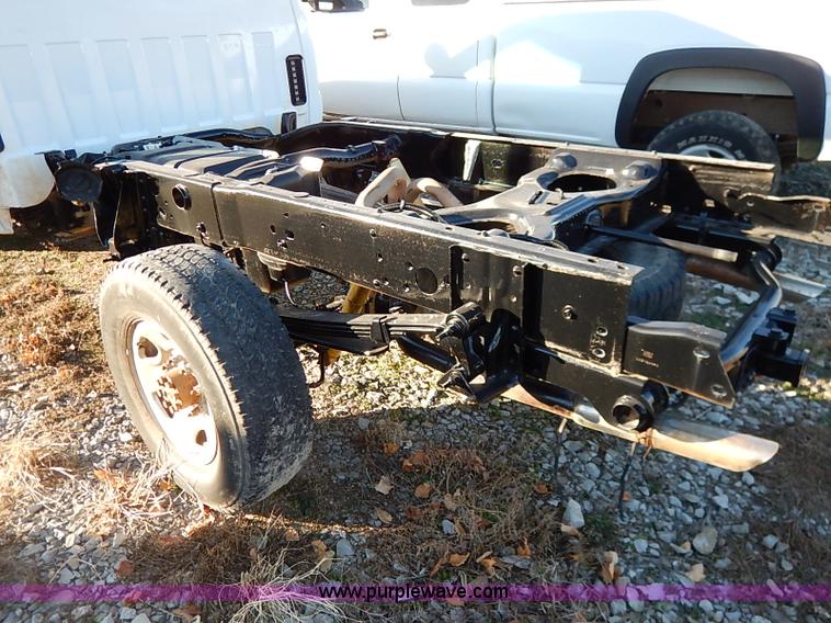 image for item I5241 2003 Chevrolet Silverado 2500HD pickup truck cab and chassis