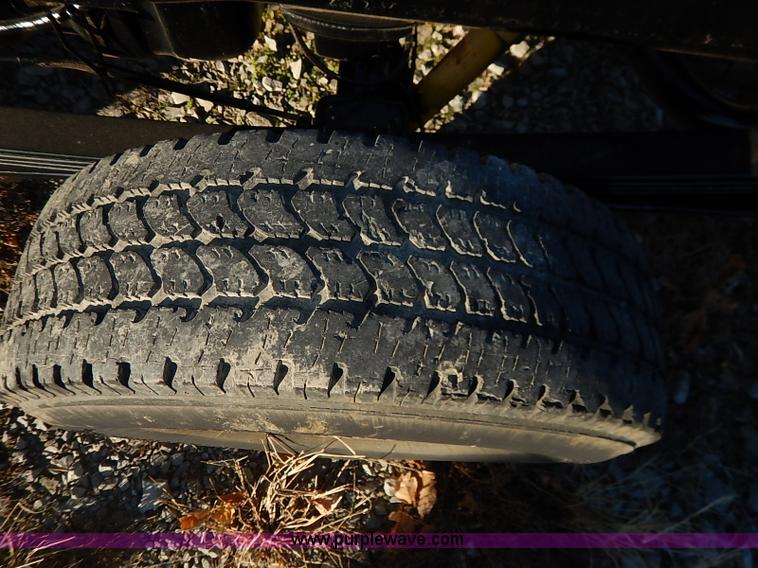 image for item I5241 2003 Chevrolet Silverado 2500HD pickup truck cab and chassis