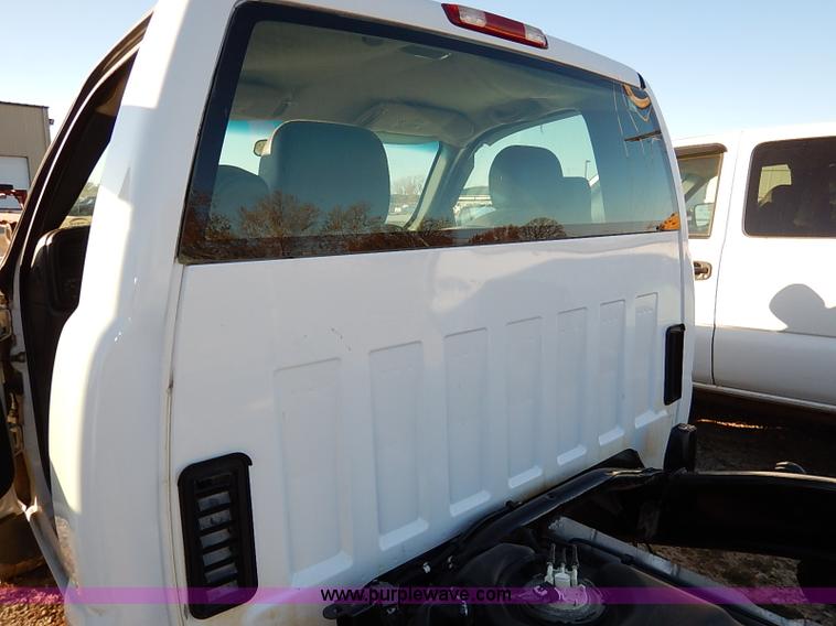 image for item I5241 2003 Chevrolet Silverado 2500HD pickup truck cab and chassis