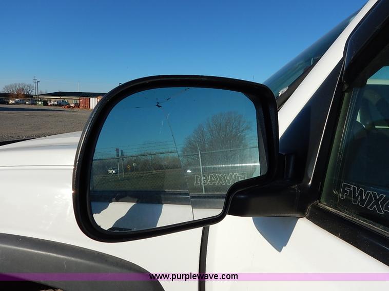 image for item I5241 2003 Chevrolet Silverado 2500HD pickup truck cab and chassis