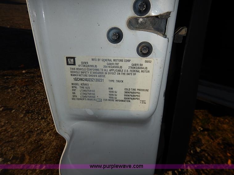 image for item I5241 2003 Chevrolet Silverado 2500HD pickup truck cab and chassis