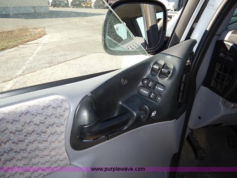 image for item I5245 2000 Chrysler Grand Voyager van