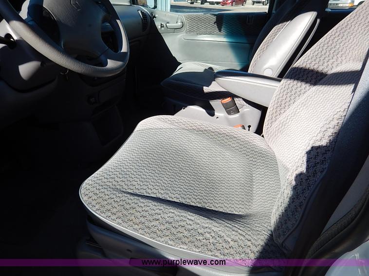 image for item I5245 2000 Chrysler Grand Voyager van