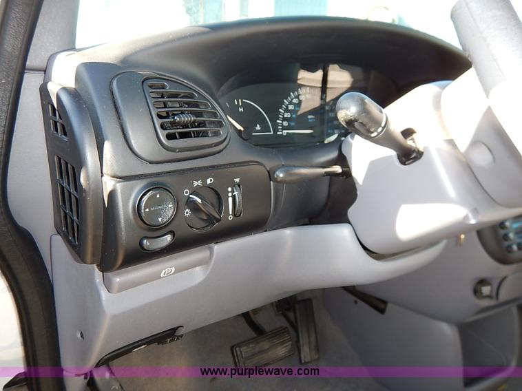 image for item I5245 2000 Chrysler Grand Voyager van