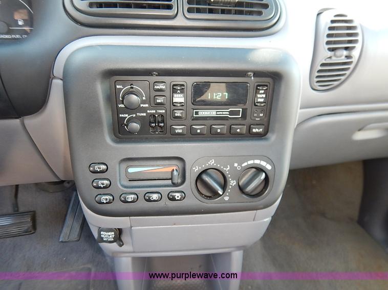 image for item I5245 2000 Chrysler Grand Voyager van
