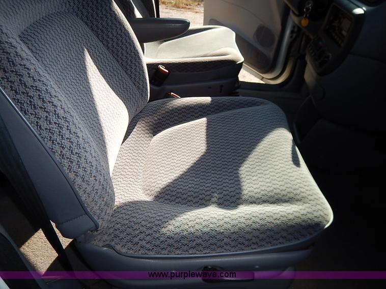 image for item I5245 2000 Chrysler Grand Voyager van