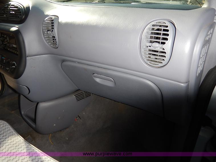 image for item I5245 2000 Chrysler Grand Voyager van