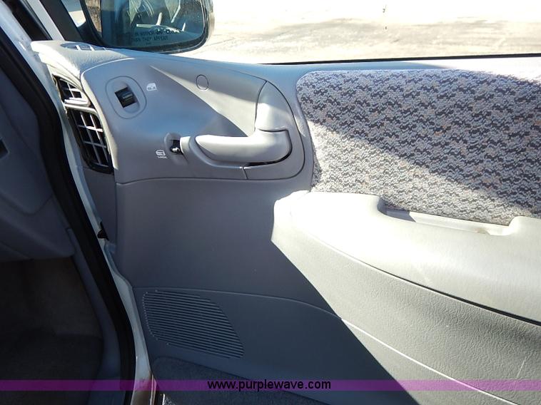 image for item I5245 2000 Chrysler Grand Voyager van