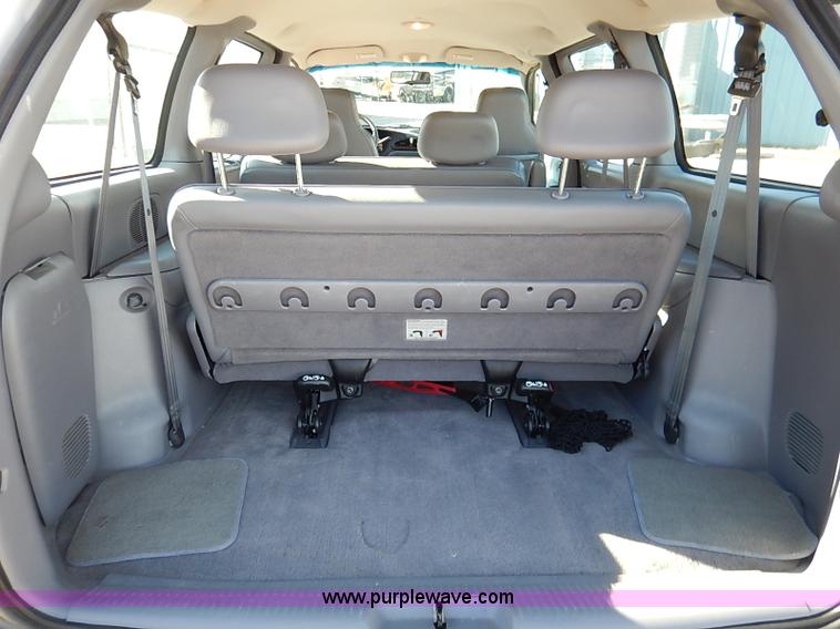 image for item I5245 2000 Chrysler Grand Voyager van