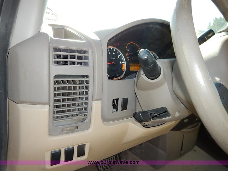 image for item I5305 2009 Nissan Titan pickup truck