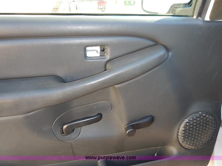image for item I5306 2003 Chevrolet Silverado 1500 pickup truck