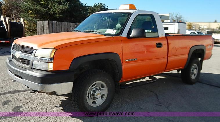 image for item I5308 2004 Chevrolet Silverado 2500HD pickup truck