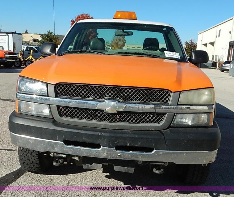 image for item I5308 2004 Chevrolet Silverado 2500HD pickup truck