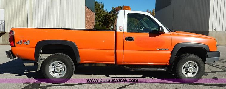 image for item I5308 2004 Chevrolet Silverado 2500HD pickup truck