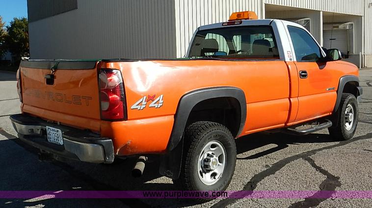 image for item I5308 2004 Chevrolet Silverado 2500HD pickup truck