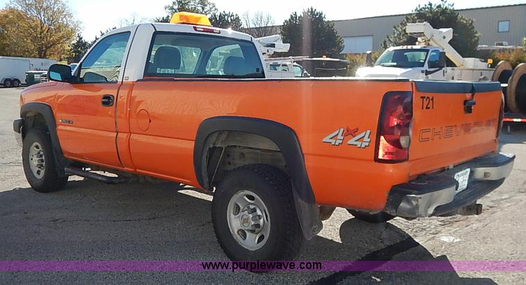 image for item I5308 2004 Chevrolet Silverado 2500HD pickup truck