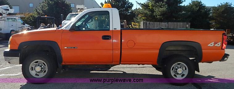 image for item I5308 2004 Chevrolet Silverado 2500HD pickup truck