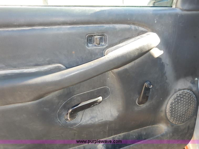 image for item I5308 2004 Chevrolet Silverado 2500HD pickup truck