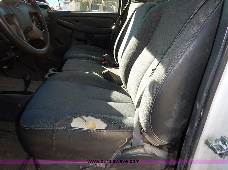 image for item I5308 2004 Chevrolet Silverado 2500HD pickup truck