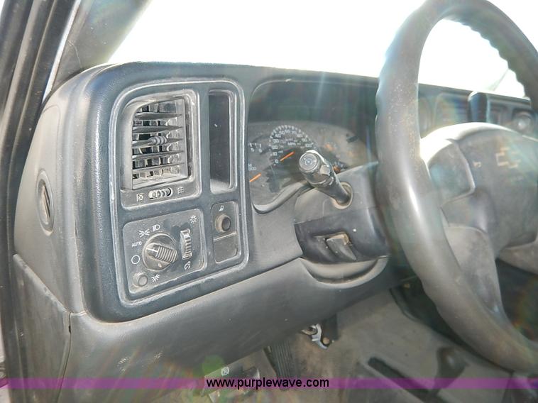 image for item I5308 2004 Chevrolet Silverado 2500HD pickup truck
