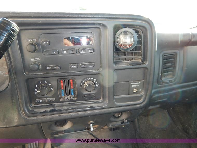 image for item I5308 2004 Chevrolet Silverado 2500HD pickup truck