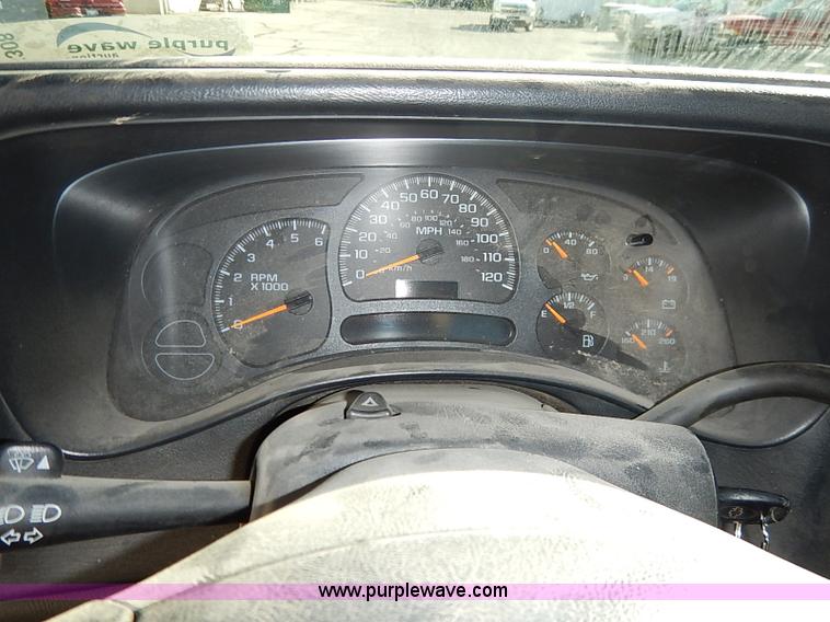 image for item I5308 2004 Chevrolet Silverado 2500HD pickup truck