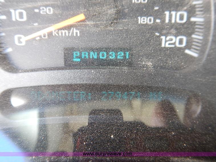 image for item I5308 2004 Chevrolet Silverado 2500HD pickup truck