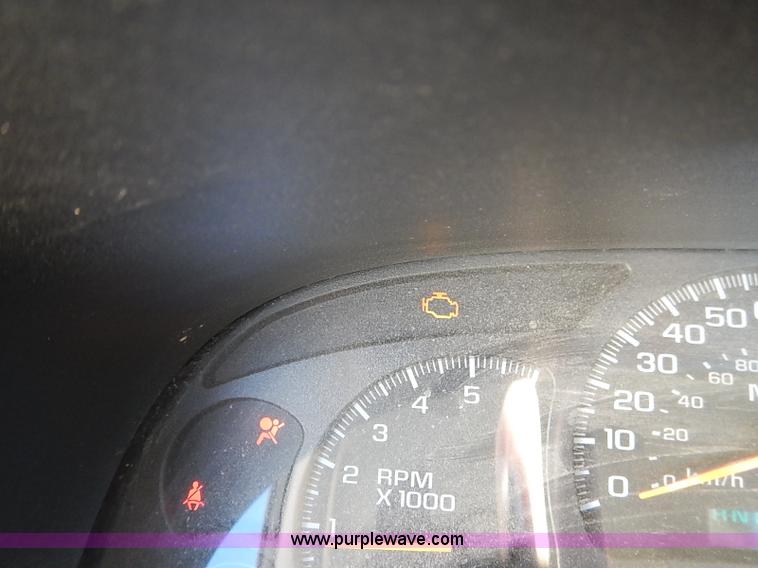 image for item I5308 2004 Chevrolet Silverado 2500HD pickup truck