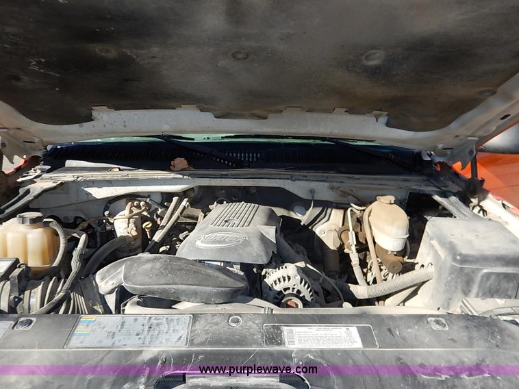 image for item I5308 2004 Chevrolet Silverado 2500HD pickup truck