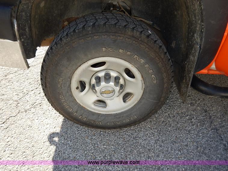 image for item I5308 2004 Chevrolet Silverado 2500HD pickup truck