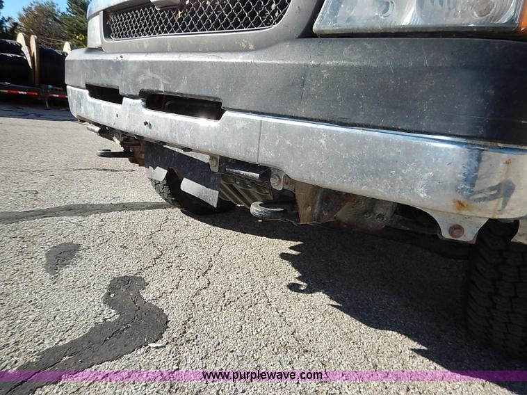 image for item I5308 2004 Chevrolet Silverado 2500HD pickup truck