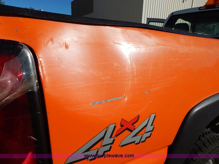 image for item I5308 2004 Chevrolet Silverado 2500HD pickup truck