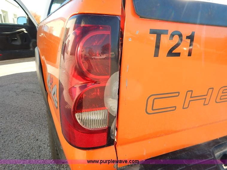 image for item I5308 2004 Chevrolet Silverado 2500HD pickup truck