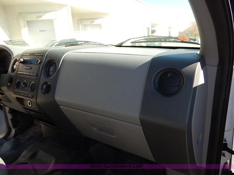 image for item I5316 2004 Ford F150 XL SuperCab pickup truck