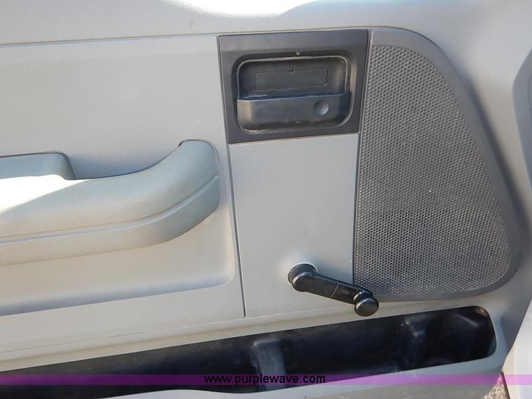 image for item I5319 2004 Ford F150 XL SuperCab pickup truck