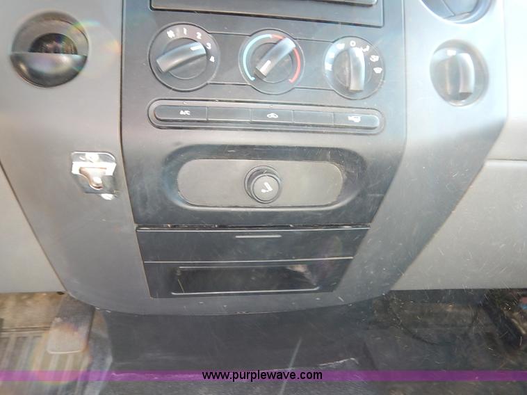 image for item I5319 2004 Ford F150 XL SuperCab pickup truck