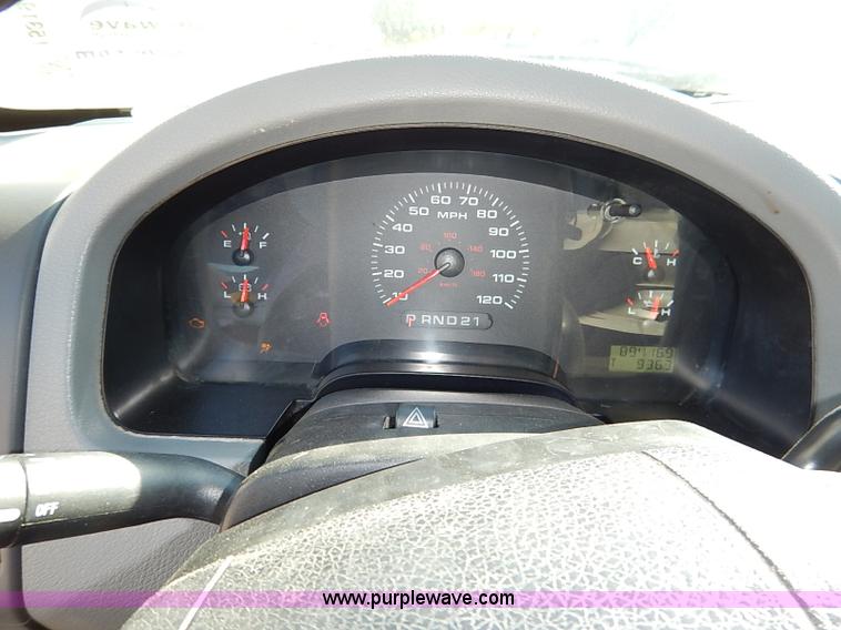 image for item I5319 2004 Ford F150 XL SuperCab pickup truck