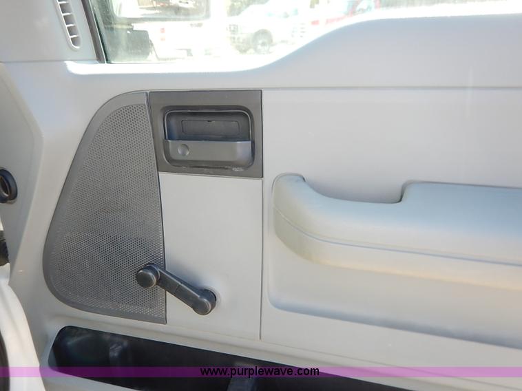 image for item I5319 2004 Ford F150 XL SuperCab pickup truck