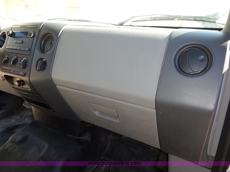 image for item I5319 2004 Ford F150 XL SuperCab pickup truck