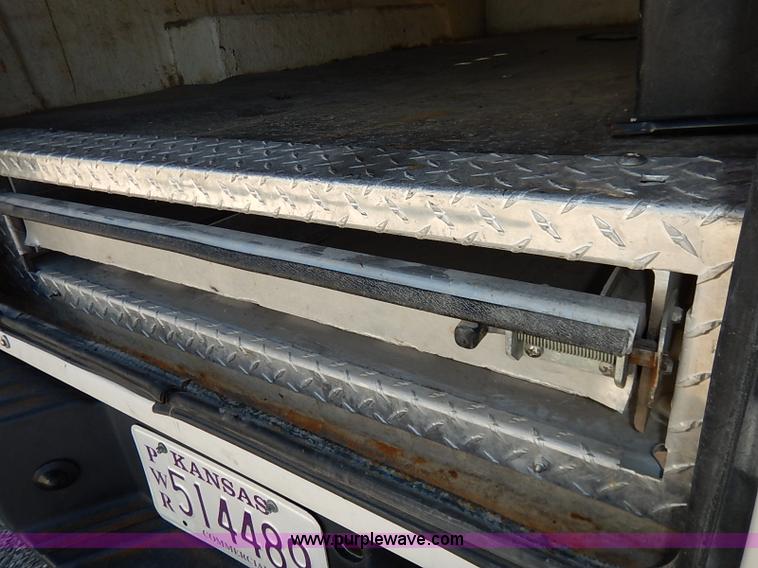 image for item I5319 2004 Ford F150 XL SuperCab pickup truck