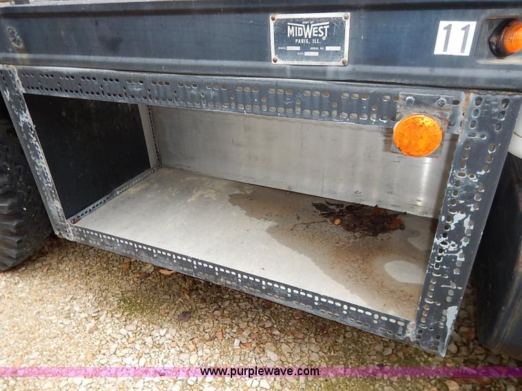 image for item I5329 1985 International S1600 water truck