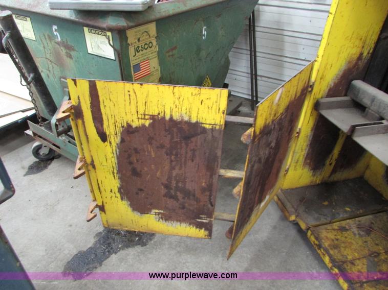 image for item I6699 Hydraulic trash/cardboard/metal compactor